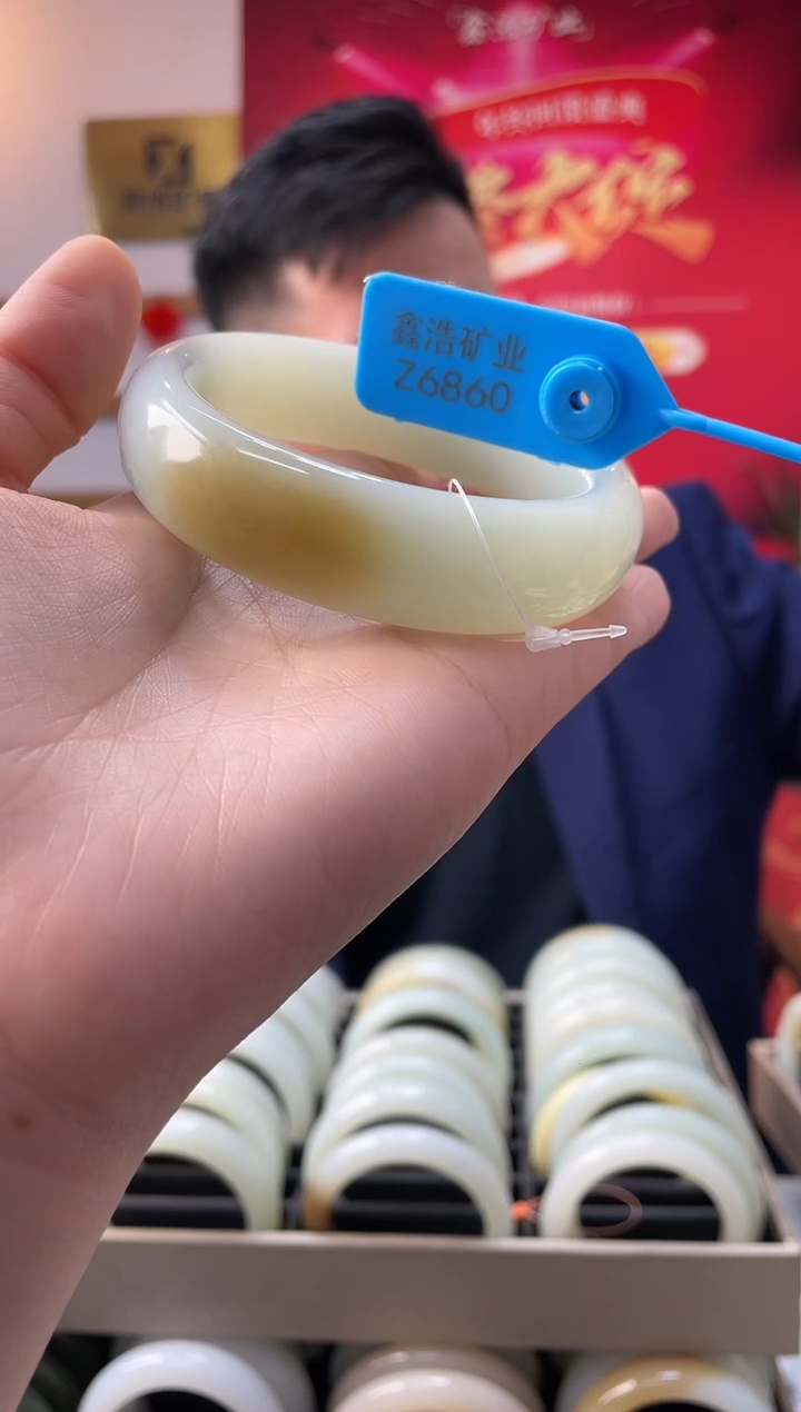 【闪购商品】和田玉手镯未镶嵌糖镯 Z6860 圈口61