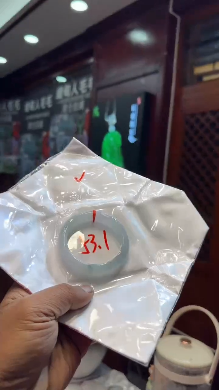 未镶嵌手镯翡翠手镯包容价