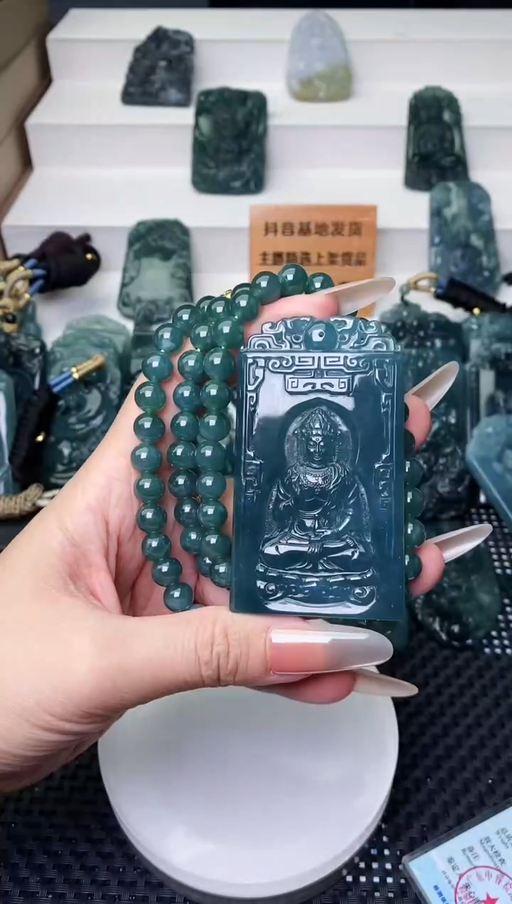 颈饰未镶嵌翡翠 