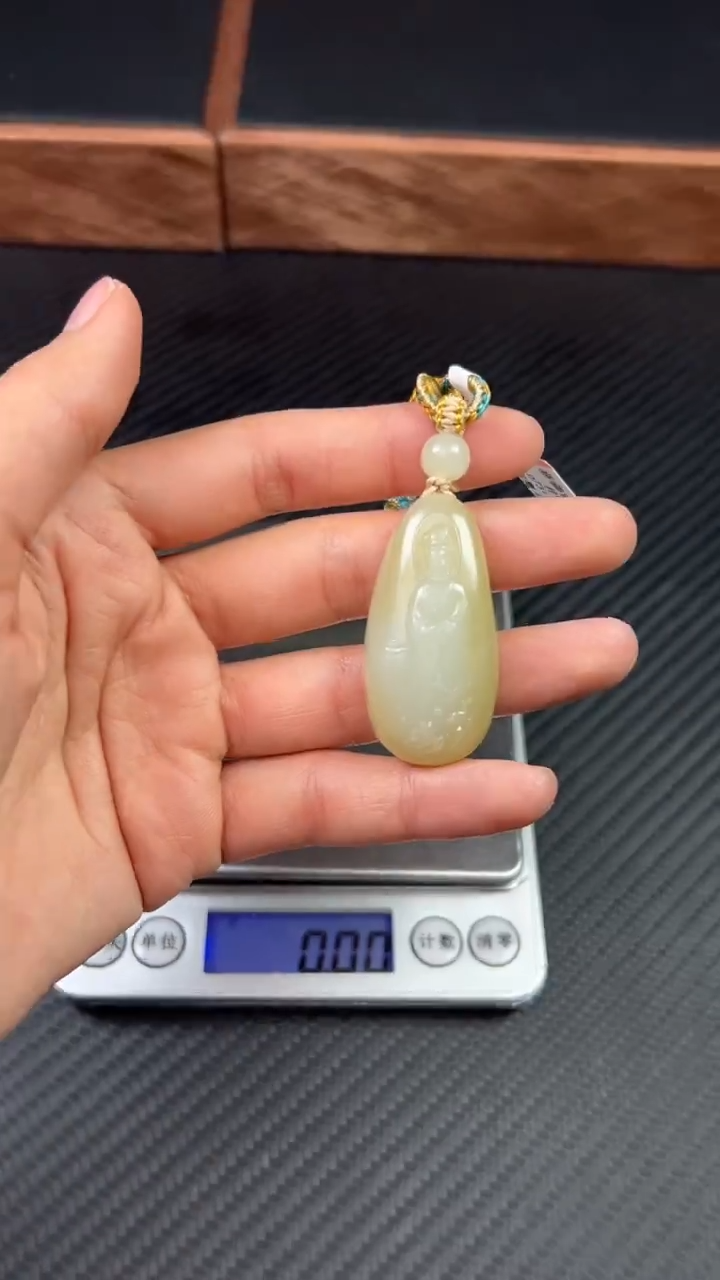 【闪购商品】和田玉吊坠(赠链)未镶嵌且末微色差迪克兰一细