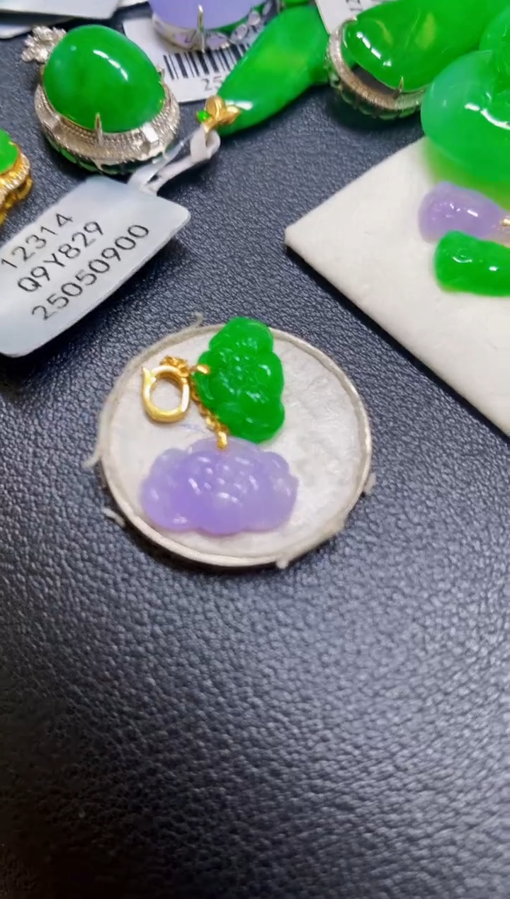 颈饰18K金镶嵌翡翠吊坠