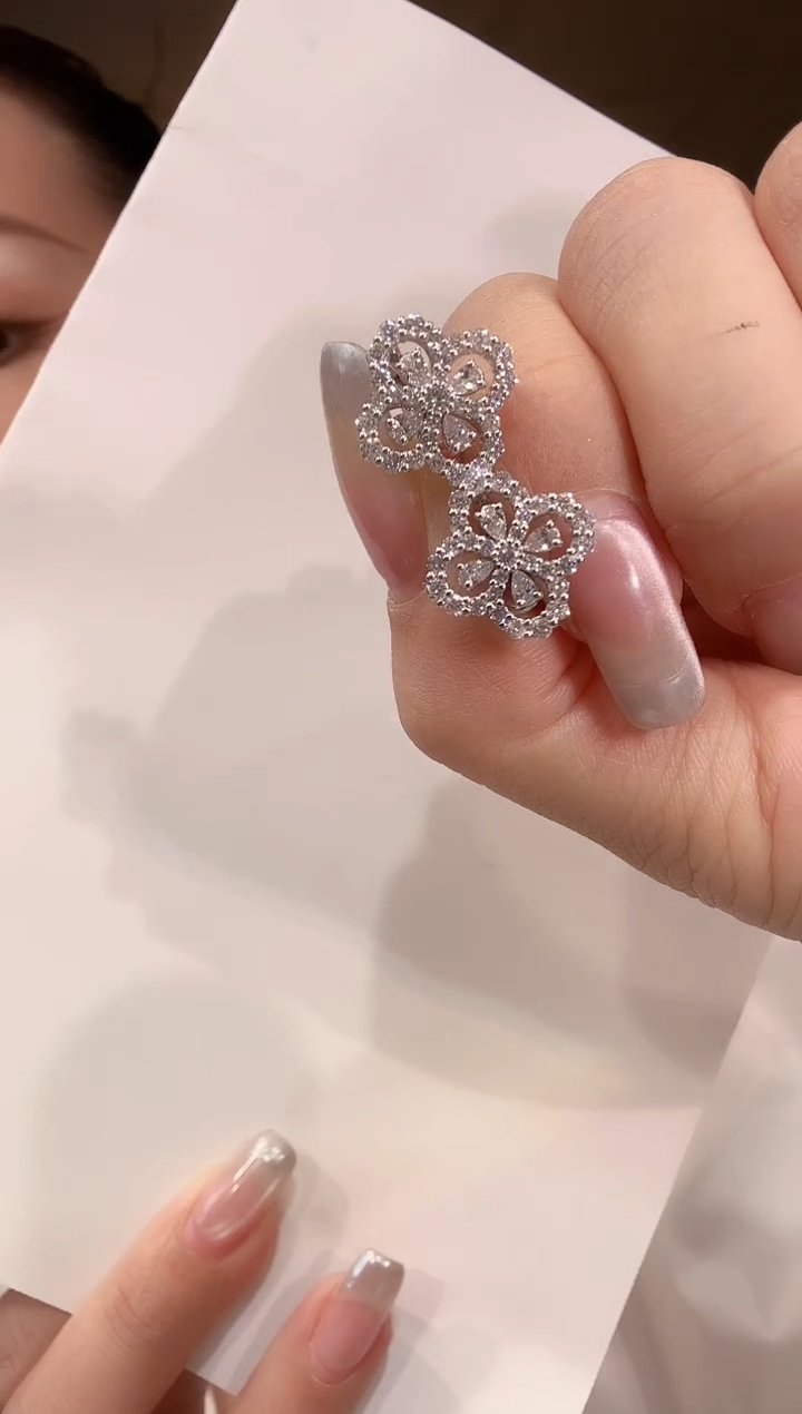 【闪购商品】钻石耳扣18K金镶嵌镂空四叶草耳扣