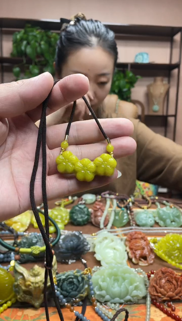 未镶嵌岫玉吊坠多样性发货发其中之一