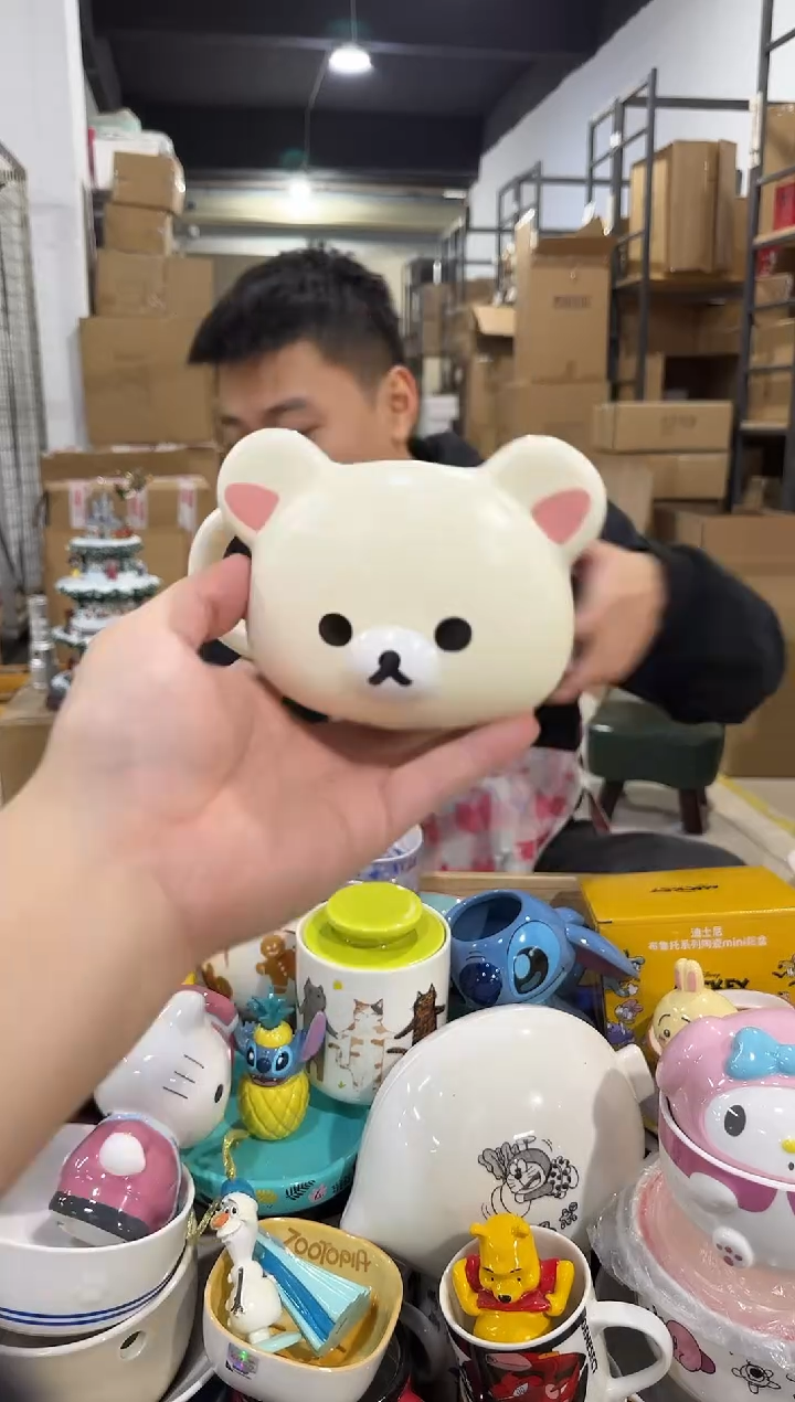 瓷片米黄色轻松熊水杯