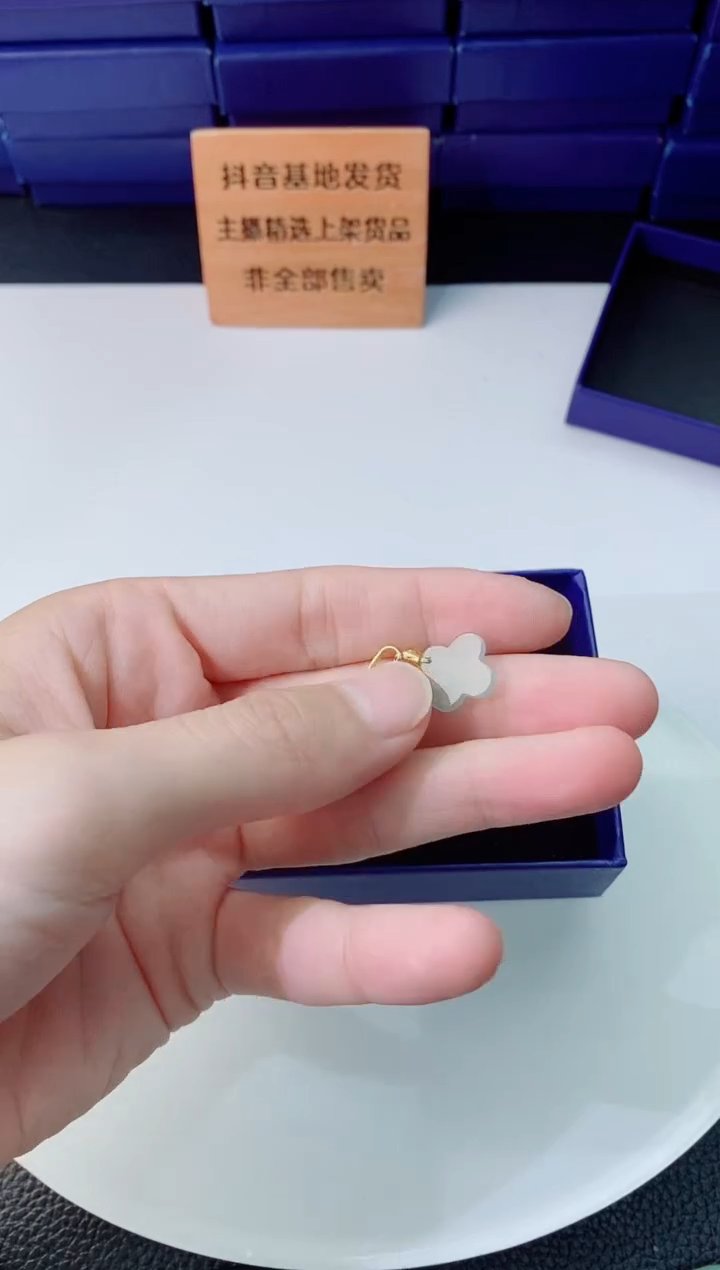 翡翠未镶嵌颈饰   `