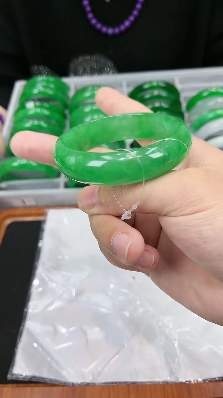 【闪购商品】砖雕s74 正阳绿手镯 圈口57.1