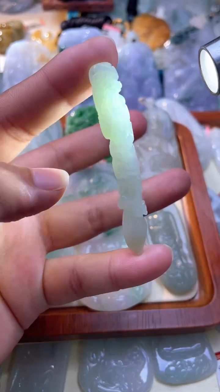 翡翠未镶嵌颈饰龙笔