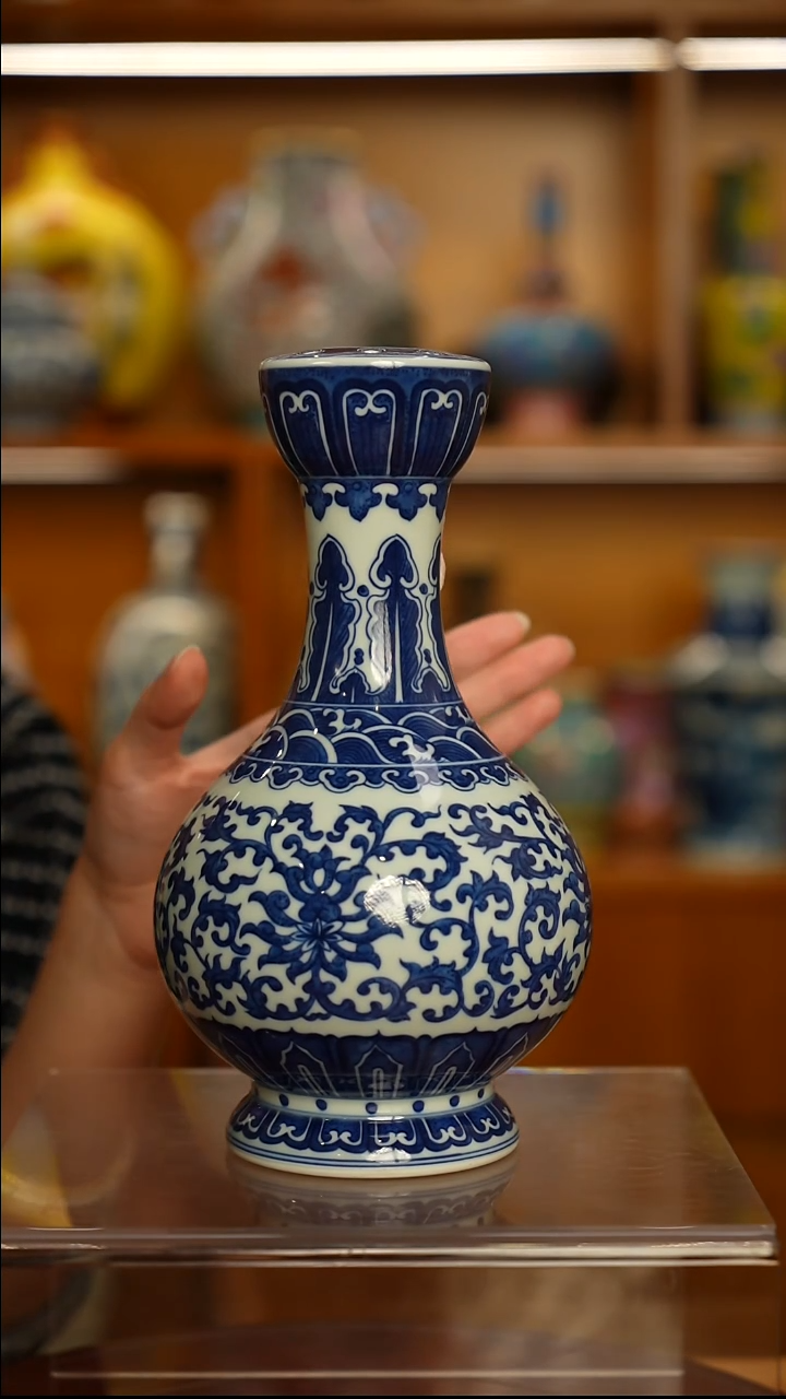 仿清瓷青花缠枝花卉纹赏瓶一只