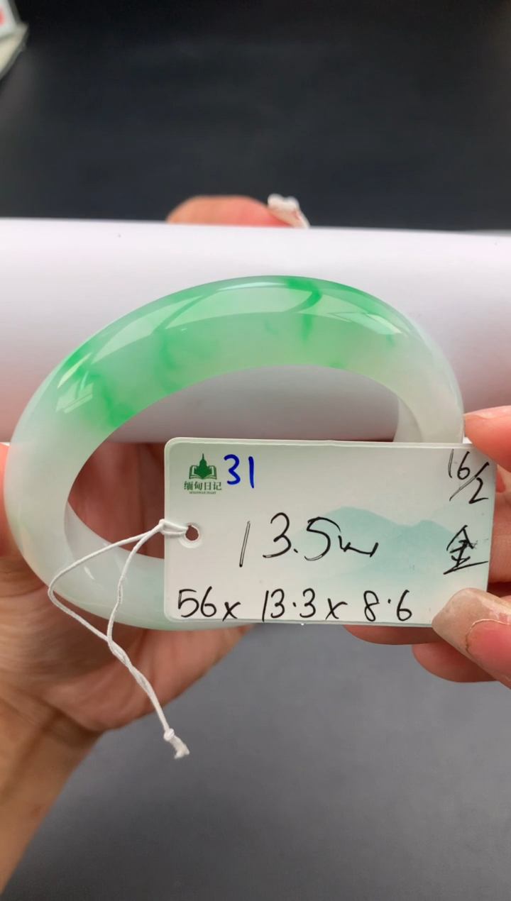 【闪购商品】翡翠手镯未镶嵌 #情人节#送礼，下单联系客服核对地址~