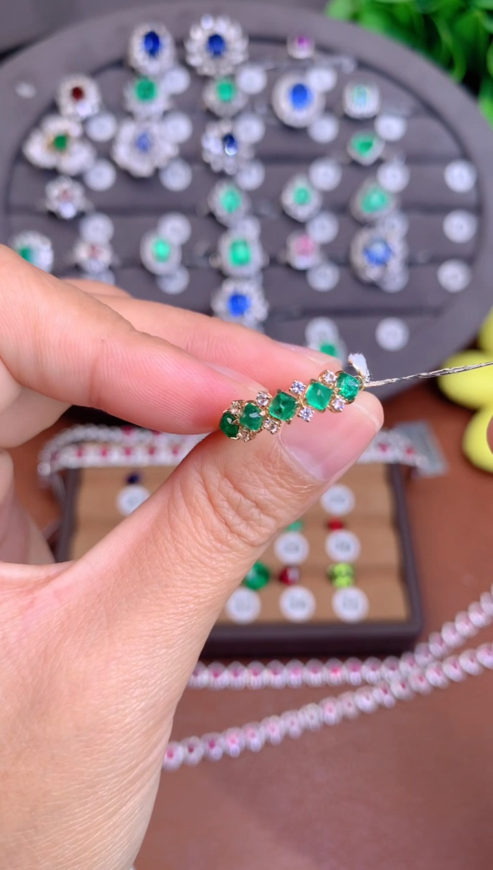 【闪购商品】祖母绿戒指18K金镶嵌0.7CT