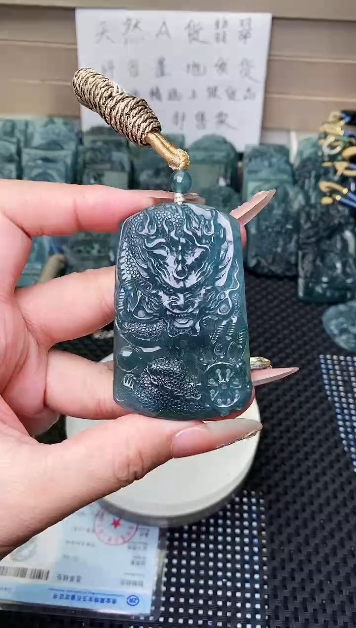 颈饰未镶嵌翡翠 