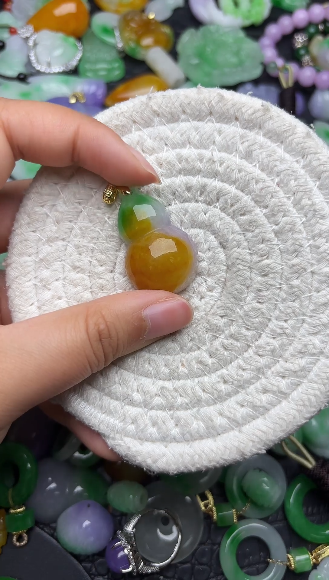 颈饰未镶嵌翡翠舒**塔缅甸翡翠吊坠