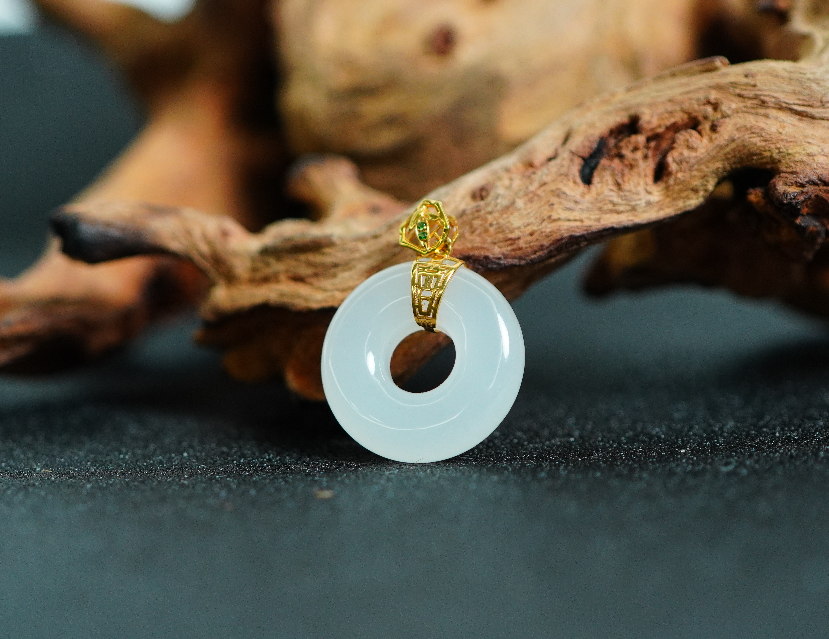 18K金和田玉白玉甜甜圈吊坠 T112008