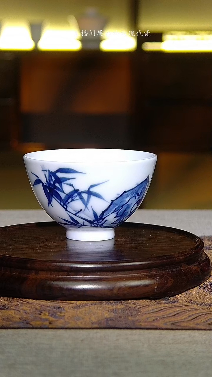 景德镇手绘青花加彩石竹图鸡心杯