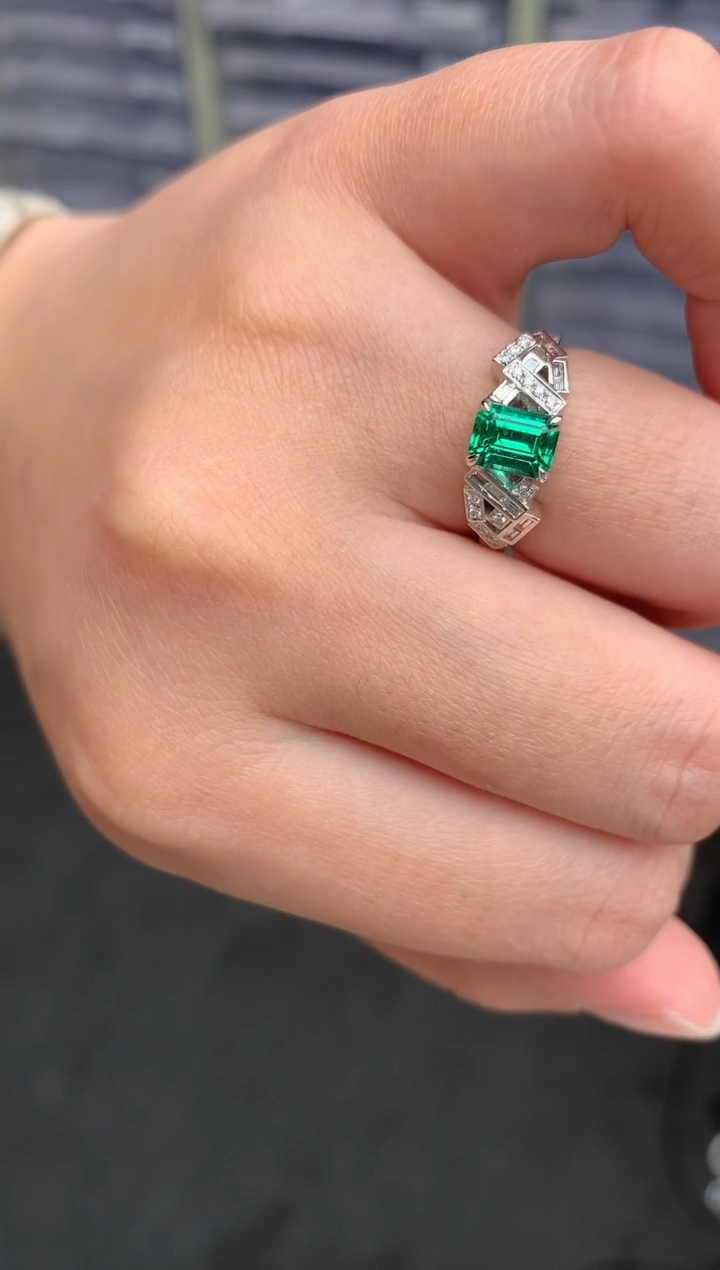 【闪购商品】祖母绿戒指18K金镶嵌祖母绿戒指