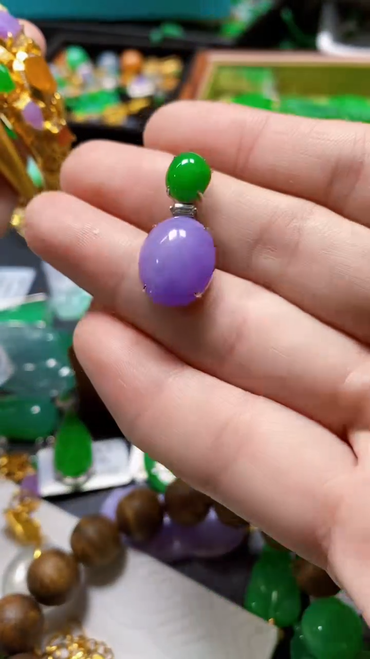 颈饰18K金镶嵌翡翠忴*蛋面