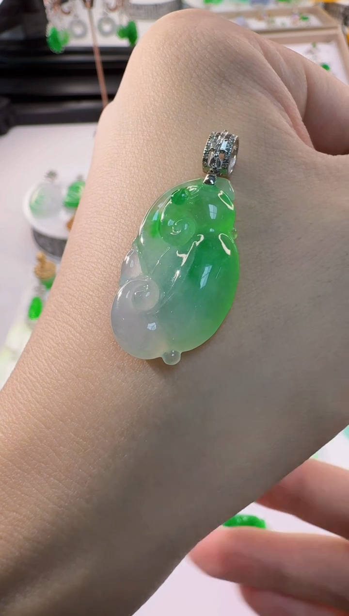 翡翠18K金镶嵌吊坠(不含链)天然缅甸A货翡翠 