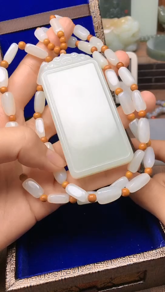 和田玉未镶嵌颈饰草**歌草原