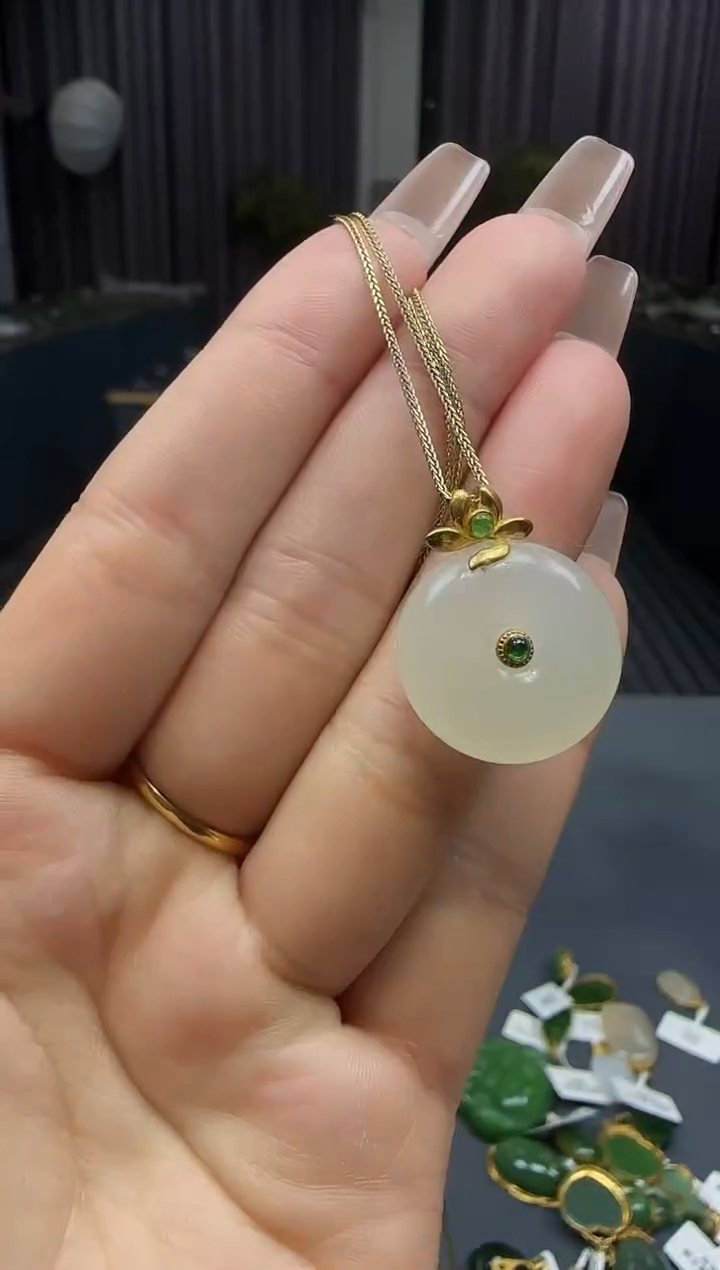 【闪购商品】和田玉挂件18K金镶嵌1