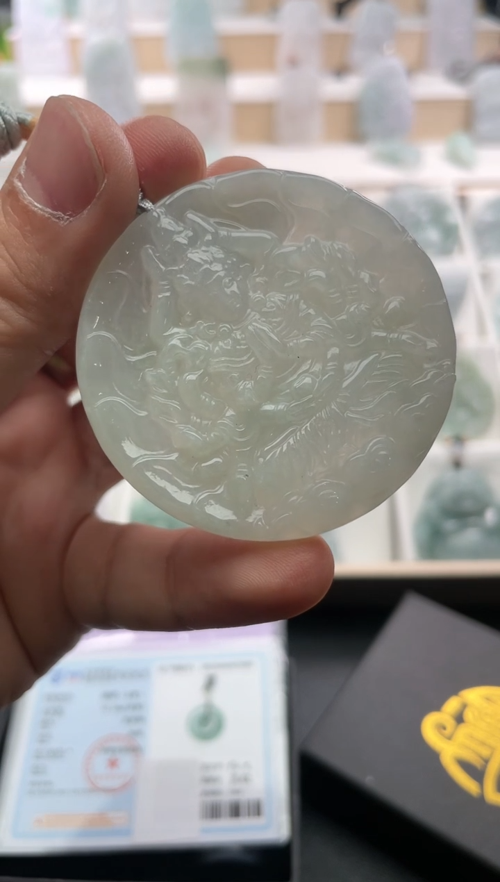 翡翠未镶嵌颈饰..../4/17/ 196