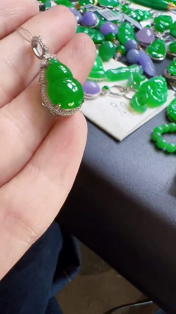 颈饰18K金镶嵌翡翠葫芦