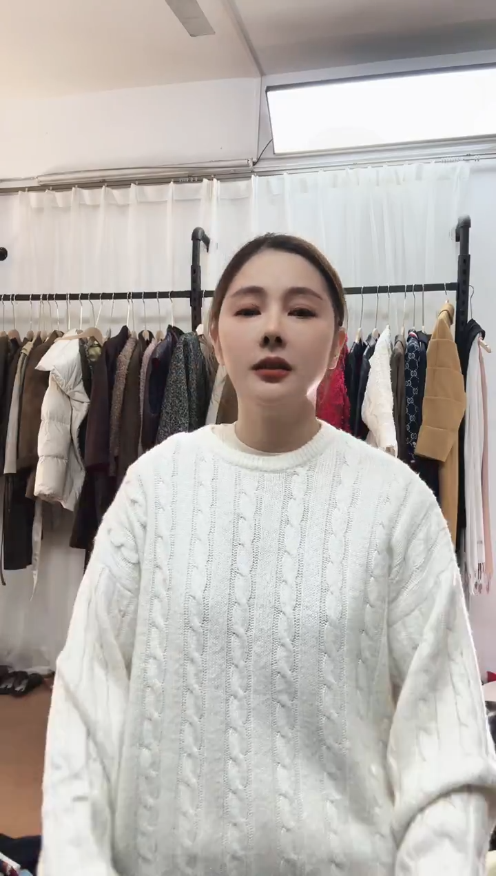 白色羊毛麻花编织套头毛衣