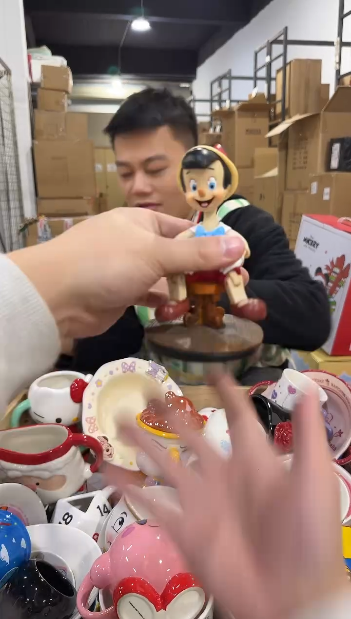 瓷片摇头匹诺曹摆件