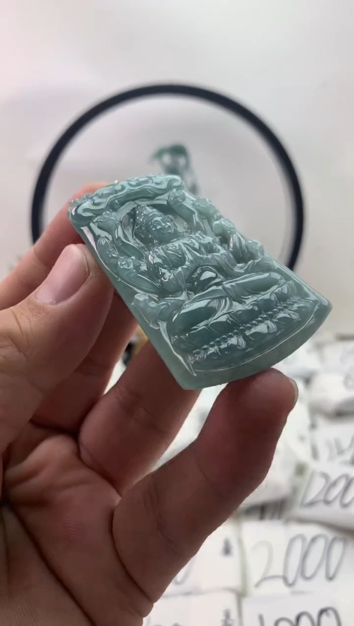 翡翠未镶嵌颈饰千手观音