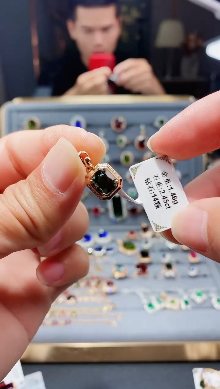 【闪购商品】碧玺颈饰18K金镶嵌2.45.