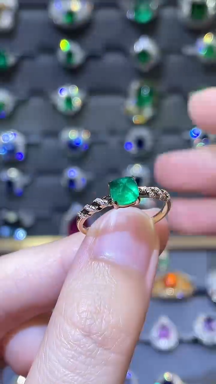 祖母绿戒指18K金镶嵌0.72ct