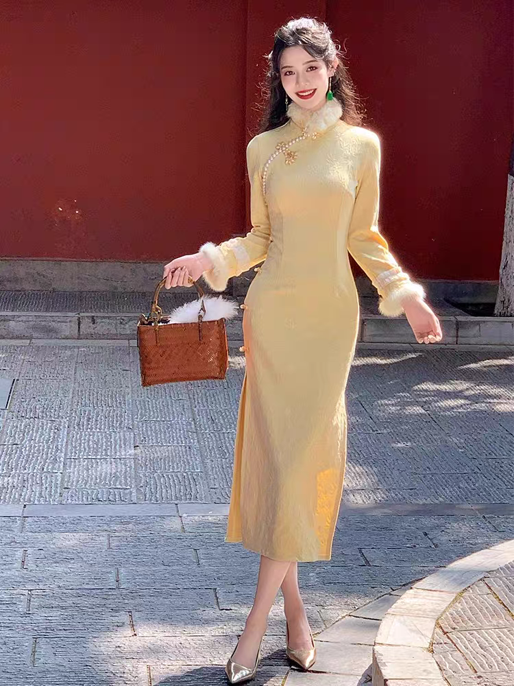 绝美新中式鹅黄色改良旗袍2024新款冬季加厚年轻少女高端日常可穿