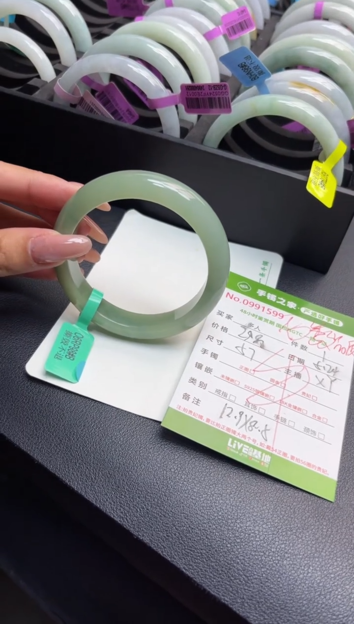 翡翠手镯未镶嵌多人
