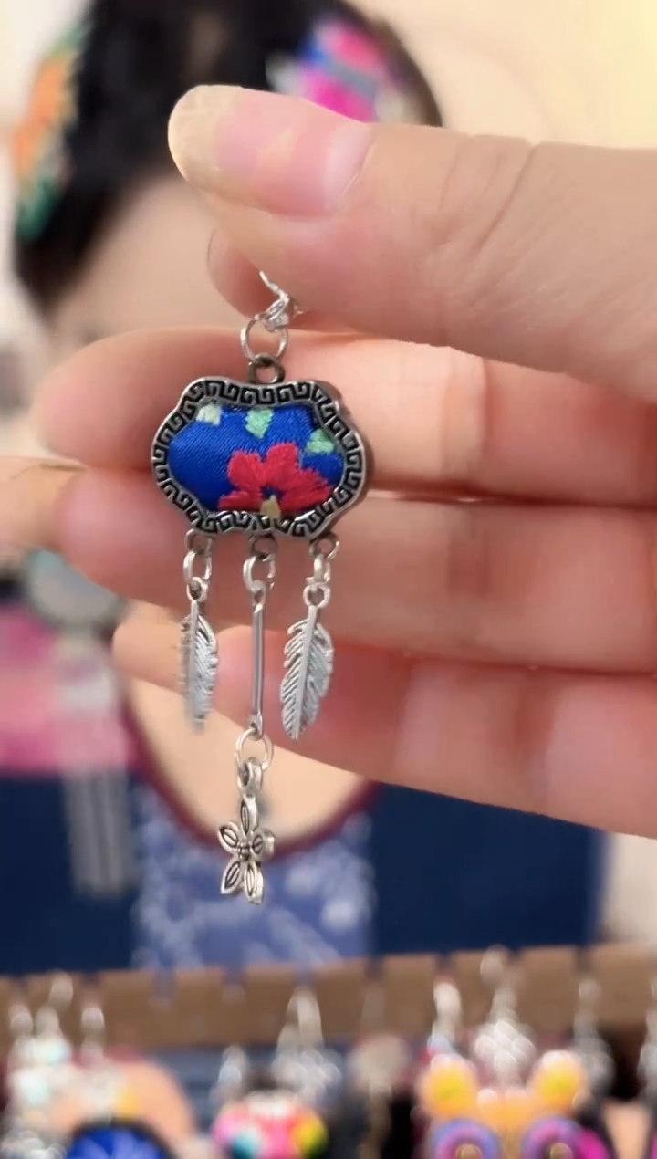 织绣彩云南阁非遗老绣饰品015