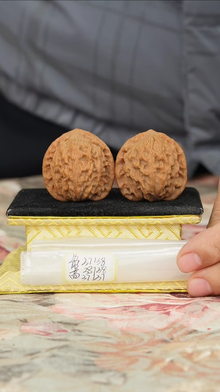 【闪购商品】文玩核桃把件罗家沟