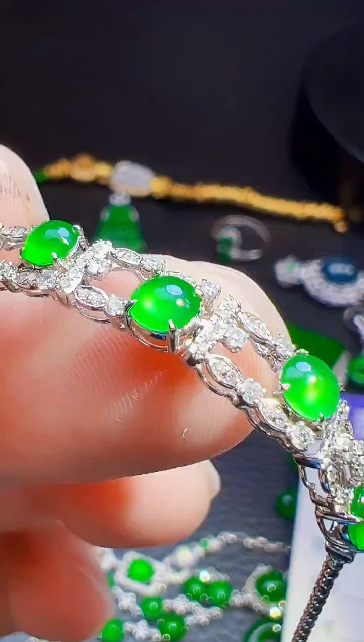 颈饰18K金镶嵌翡翠栖*翡翠