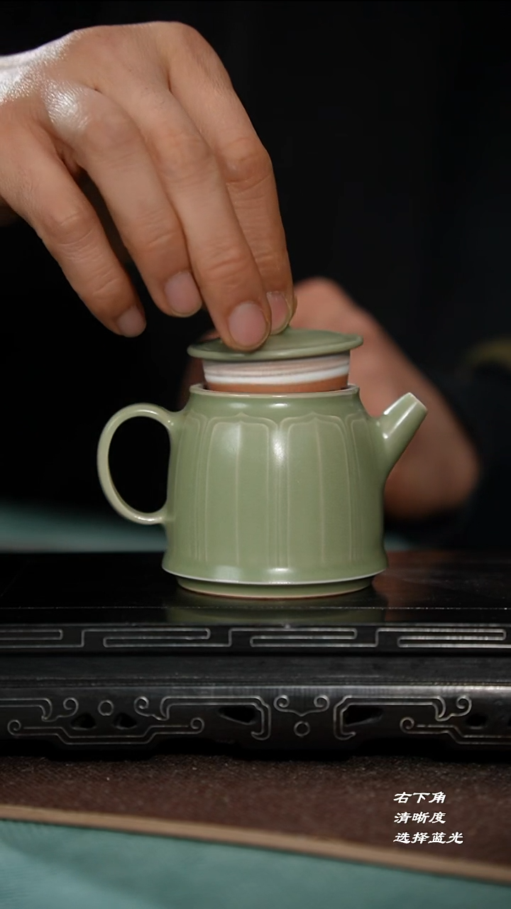 115-1莲瓣壶（乳浊豆青 邱铭杰）