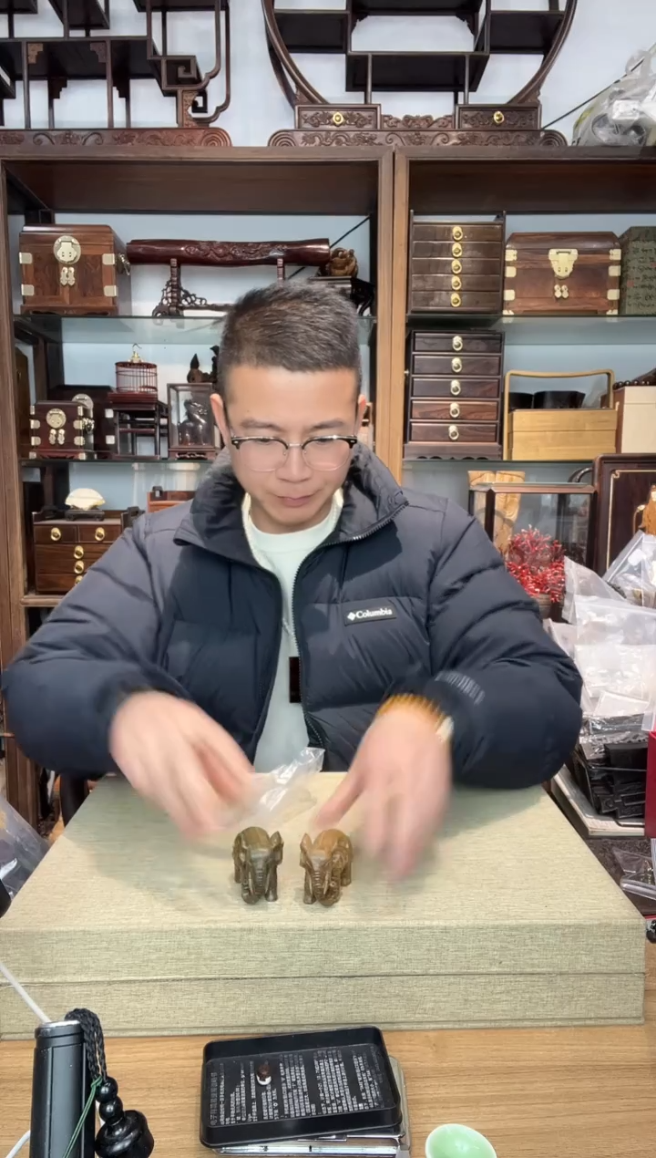 乌木类书架708绿檀对象一对  瑕疵