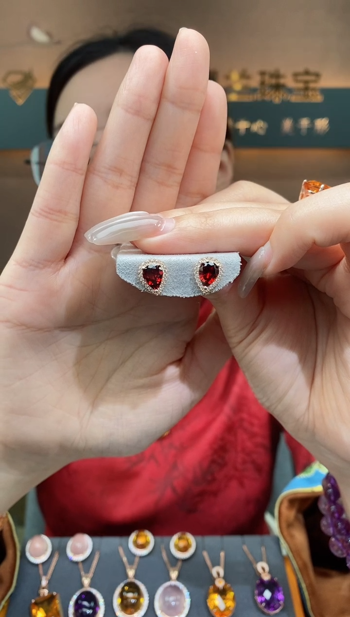 【闪购商品】石榴石耳钉银S925镶嵌石榴石耳钉