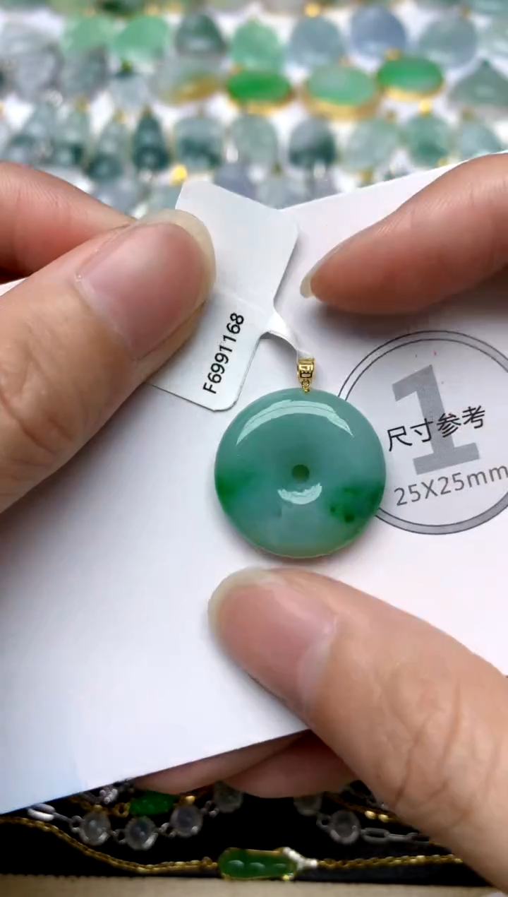 颈饰18K金镶嵌翡翠天然A货翡翠