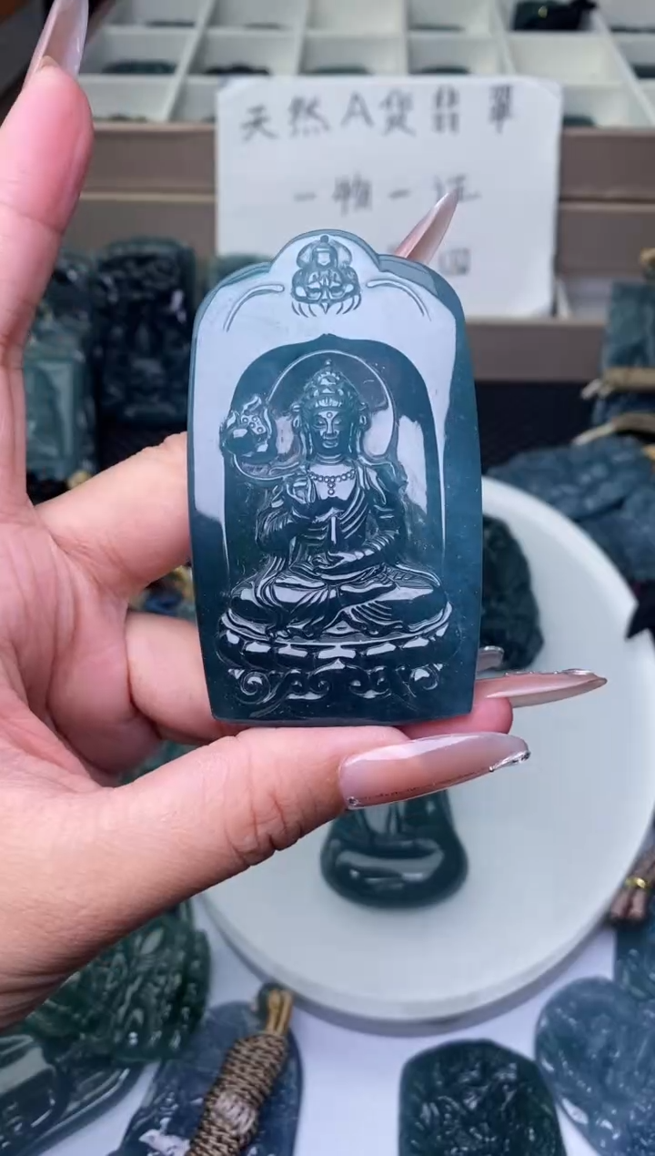 颈饰未镶嵌翡翠          