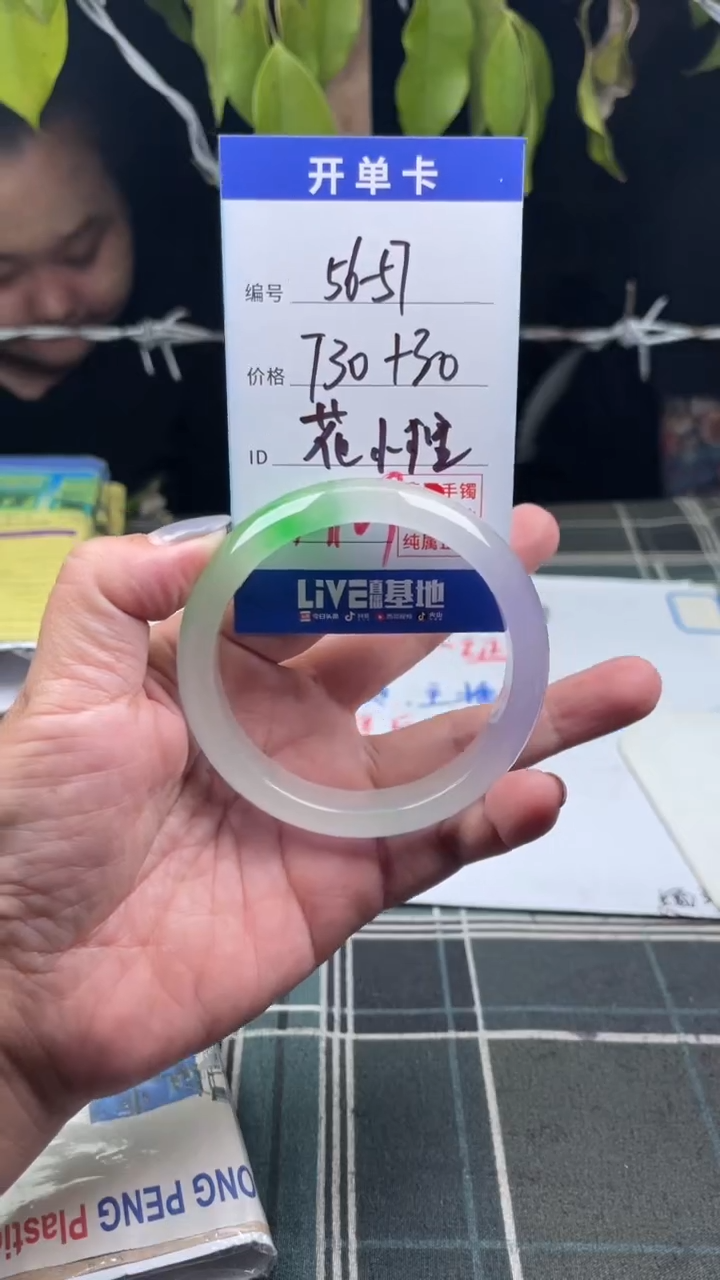 无非金属缅区原矿手镯手工艺现场