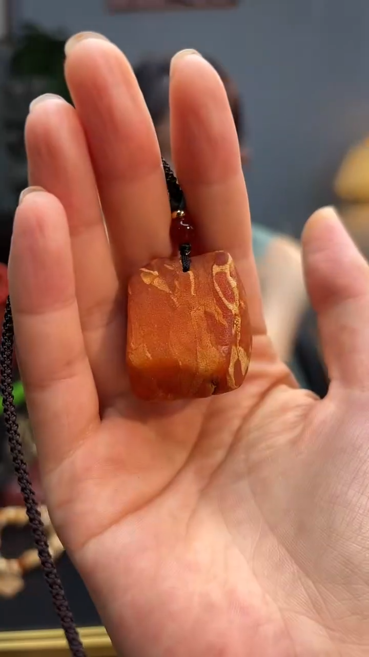 未镶嵌颈饰琥珀吊坠