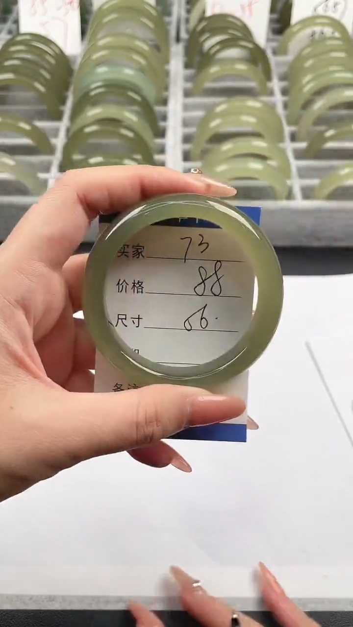 未镶嵌手镯石英质玉湖水绿