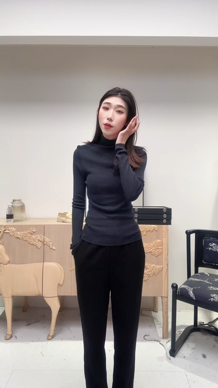 中领修身圆领上衣