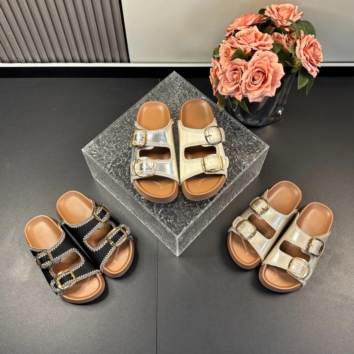 2025年夏季时尚韩版简约设计感外穿厚底金属扣网红勃肯凉拖鞋