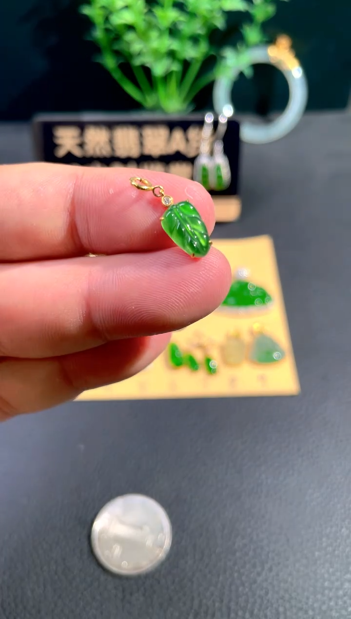 颈饰18K金镶嵌翡翠翡翠