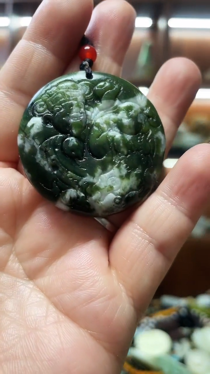 未镶嵌蛇纹石玉吊坠    