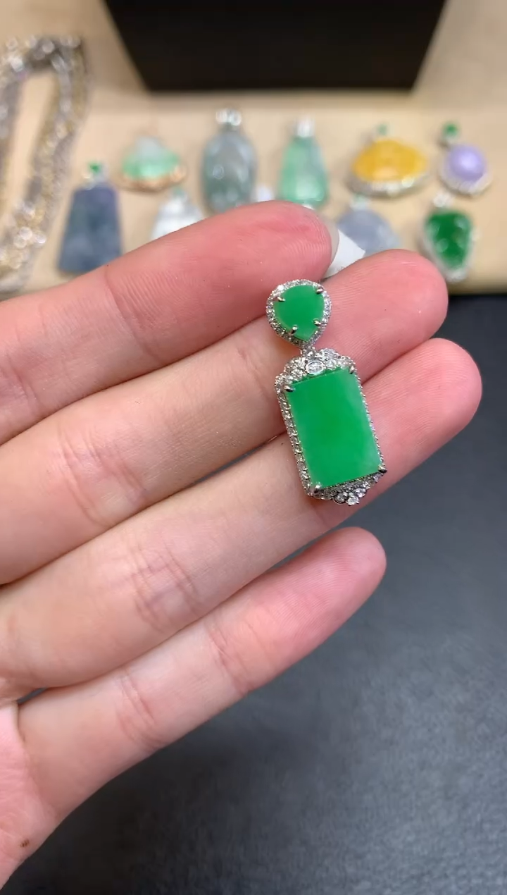 【闪购商品】翡翠颈饰18K金镶嵌无事牌【无服务费】