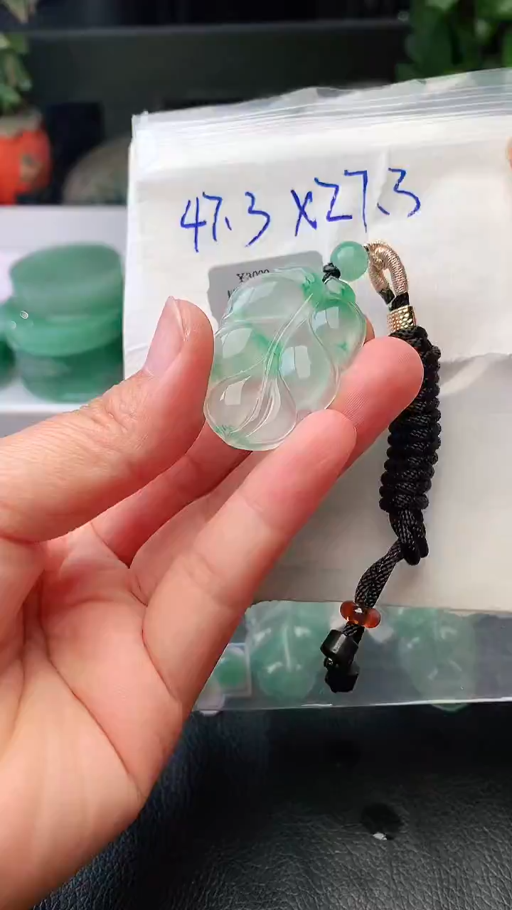 定制石英质玉（非洲翠）叶子挂件