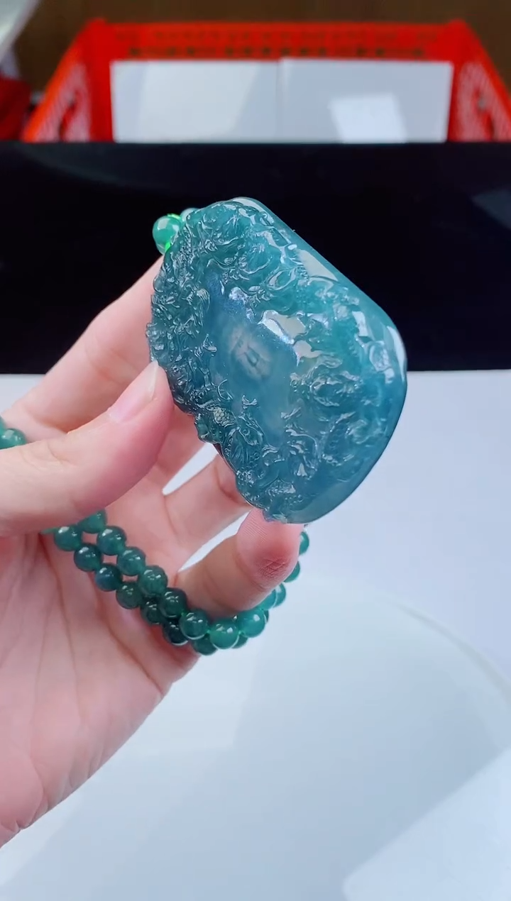 颈饰未镶嵌翡翠咩**?   